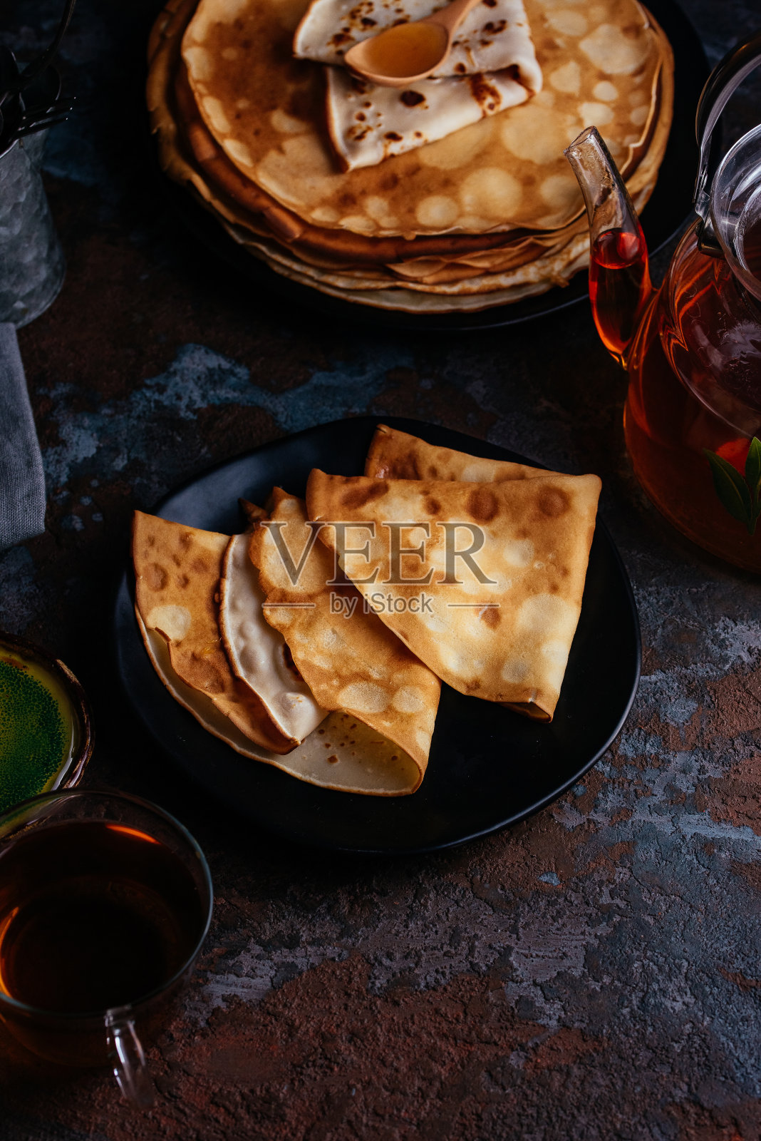 黑色盘子里的自制煎饼,茶照片摄影图片