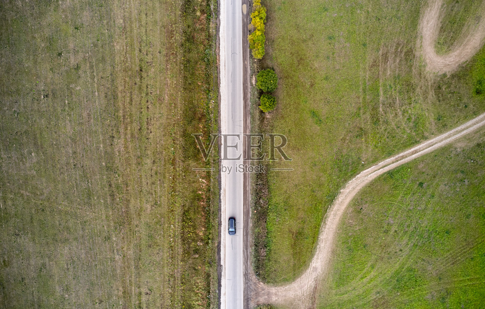 从上到下鸟瞰图的移动的汽车在农村地区照片摄影图片