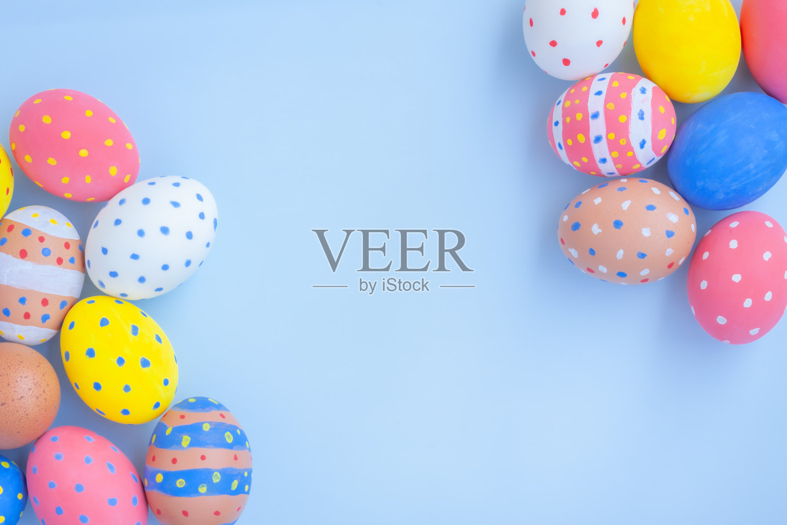 蓝色背景上的复活节彩蛋照片摄影图片