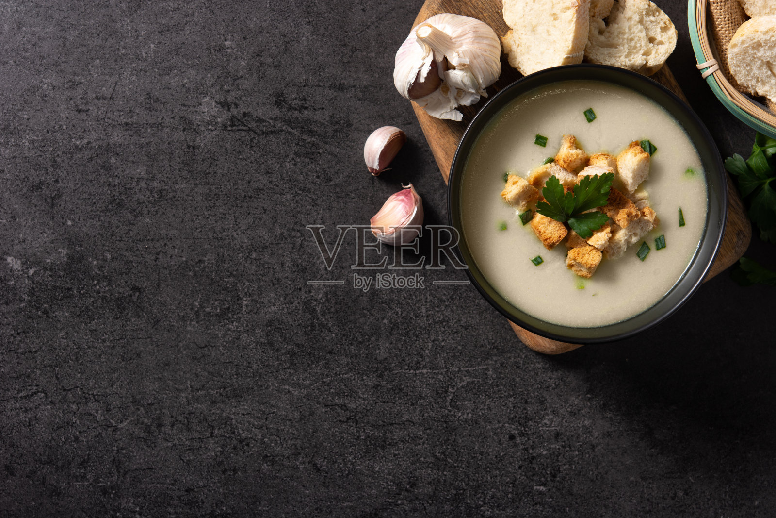 大蒜汤,配上烤面包丁照片摄影图片
