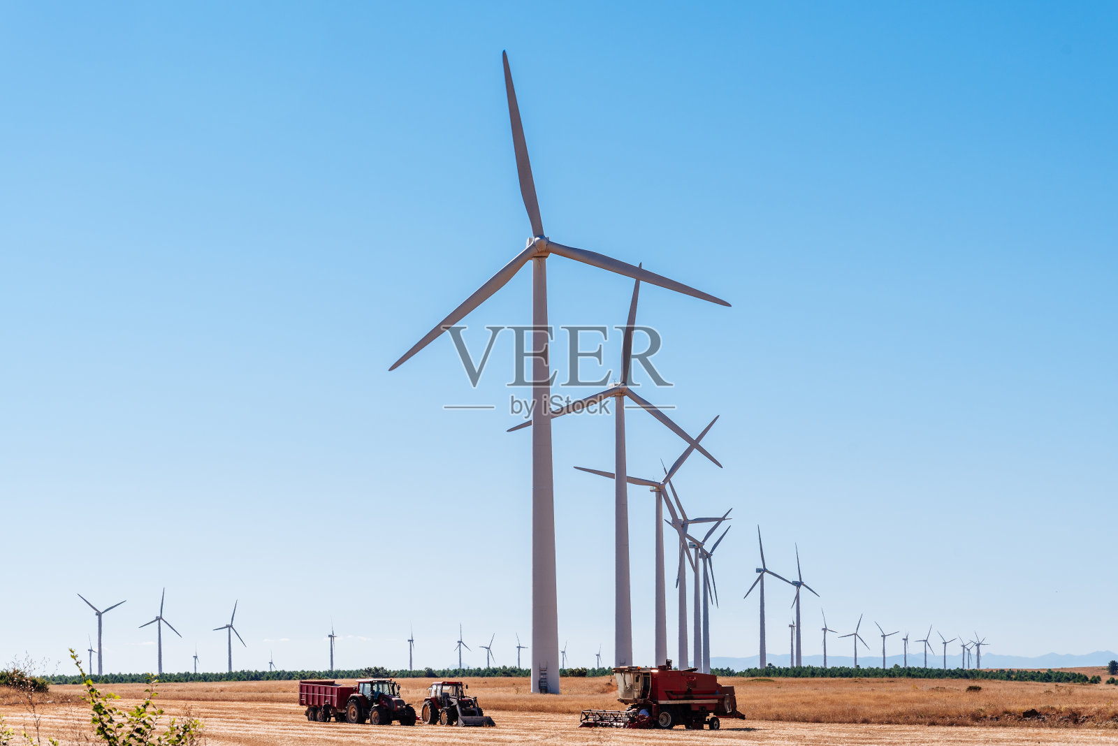 风力涡轮机在农田上发电照片摄影图片