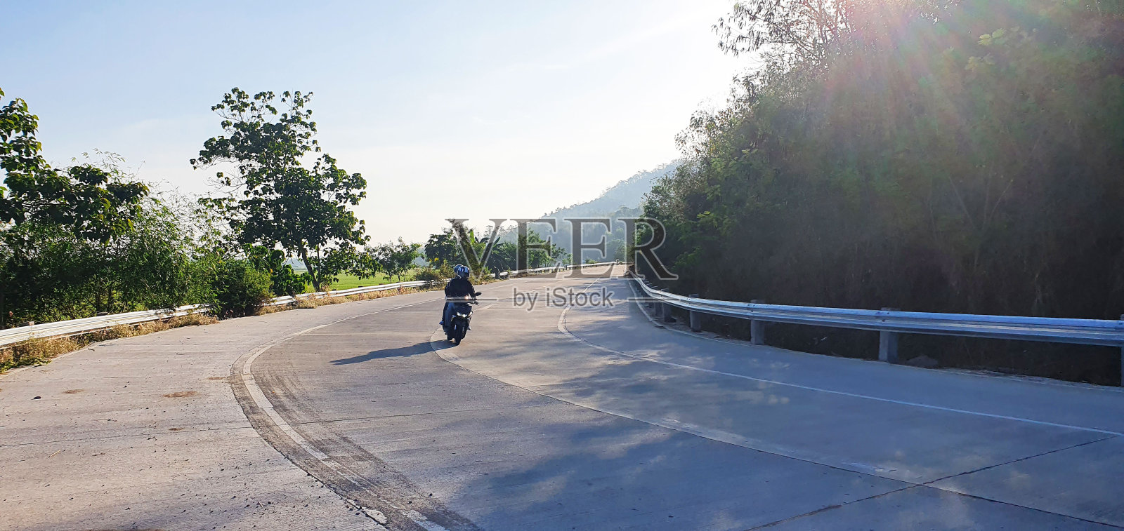 在塔拉克山附近骑摩托车照片摄影图片