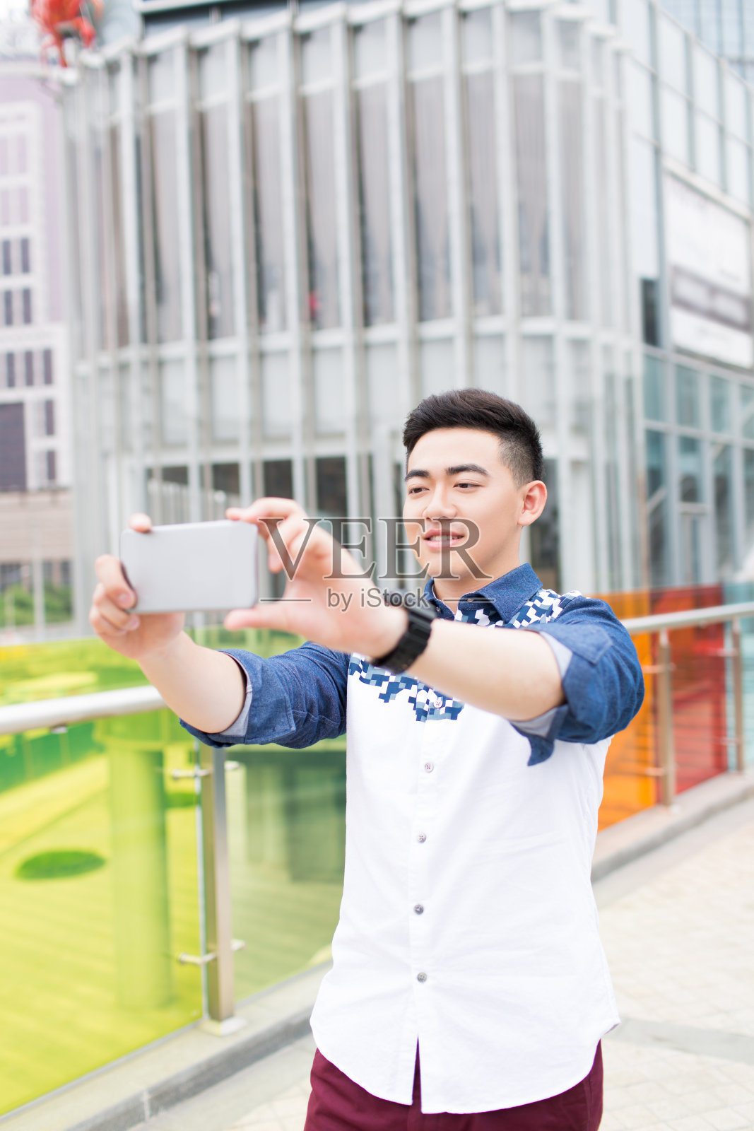 公园里有个帅哥照片摄影图片