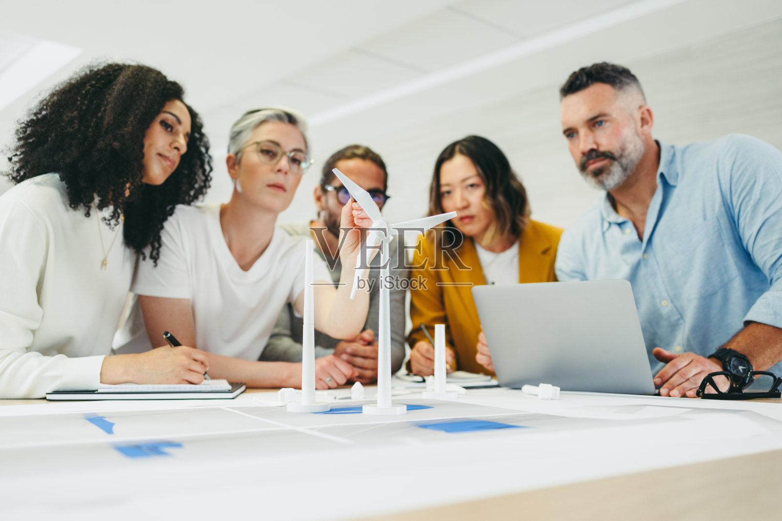 多文化设计师在一个风力涡轮机项目上工作照片摄影图片
