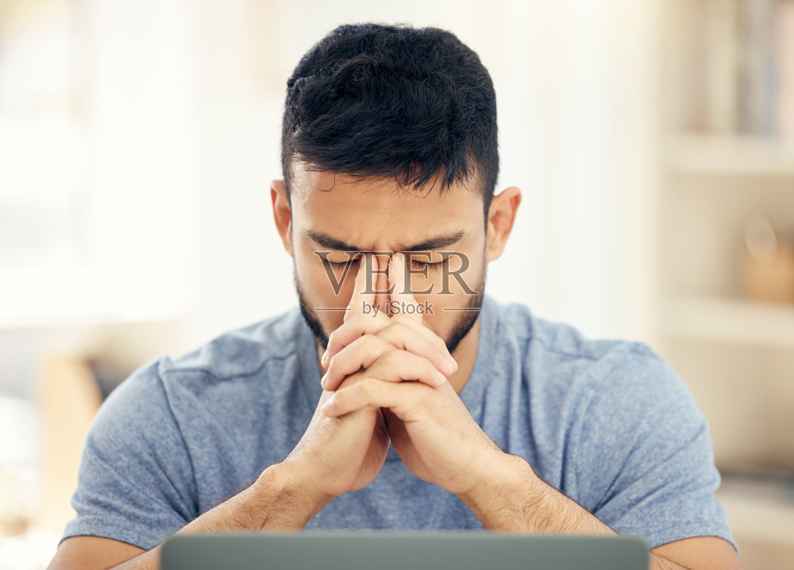 这张照片拍摄的是一位年轻的商人在工作中遭遇头痛照片摄影图片