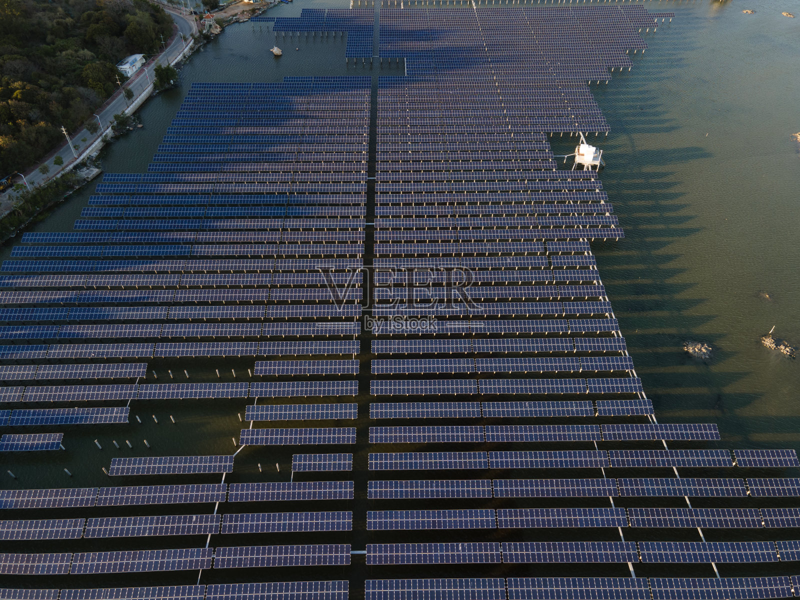 日落时海上太阳能发电厂的鸟瞰图。照片摄影图片