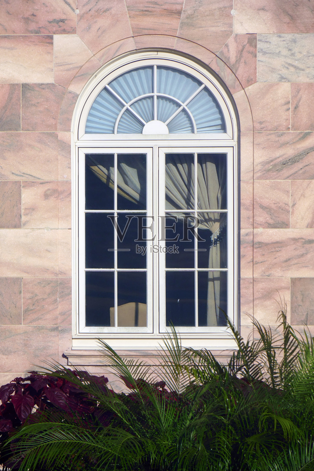 来自旧公共建筑的建筑大窗户细节照片摄影图片