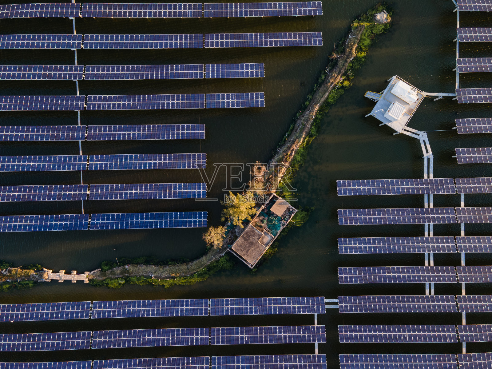 日落时海上太阳能发电厂的鸟瞰图。照片摄影图片