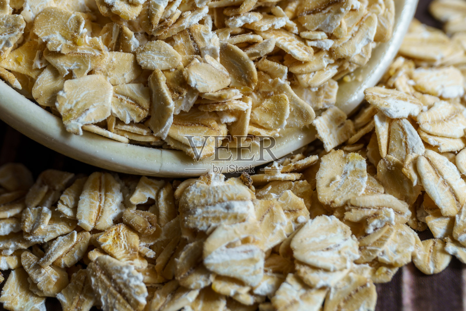 早餐吃燕麦片。健康的食物照片摄影图片