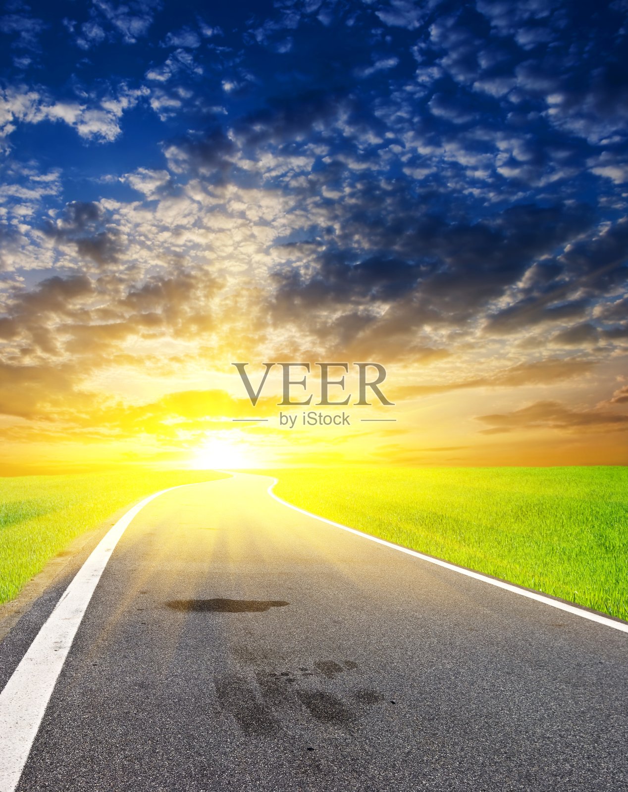 夕阳下的柏油路照片摄影图片