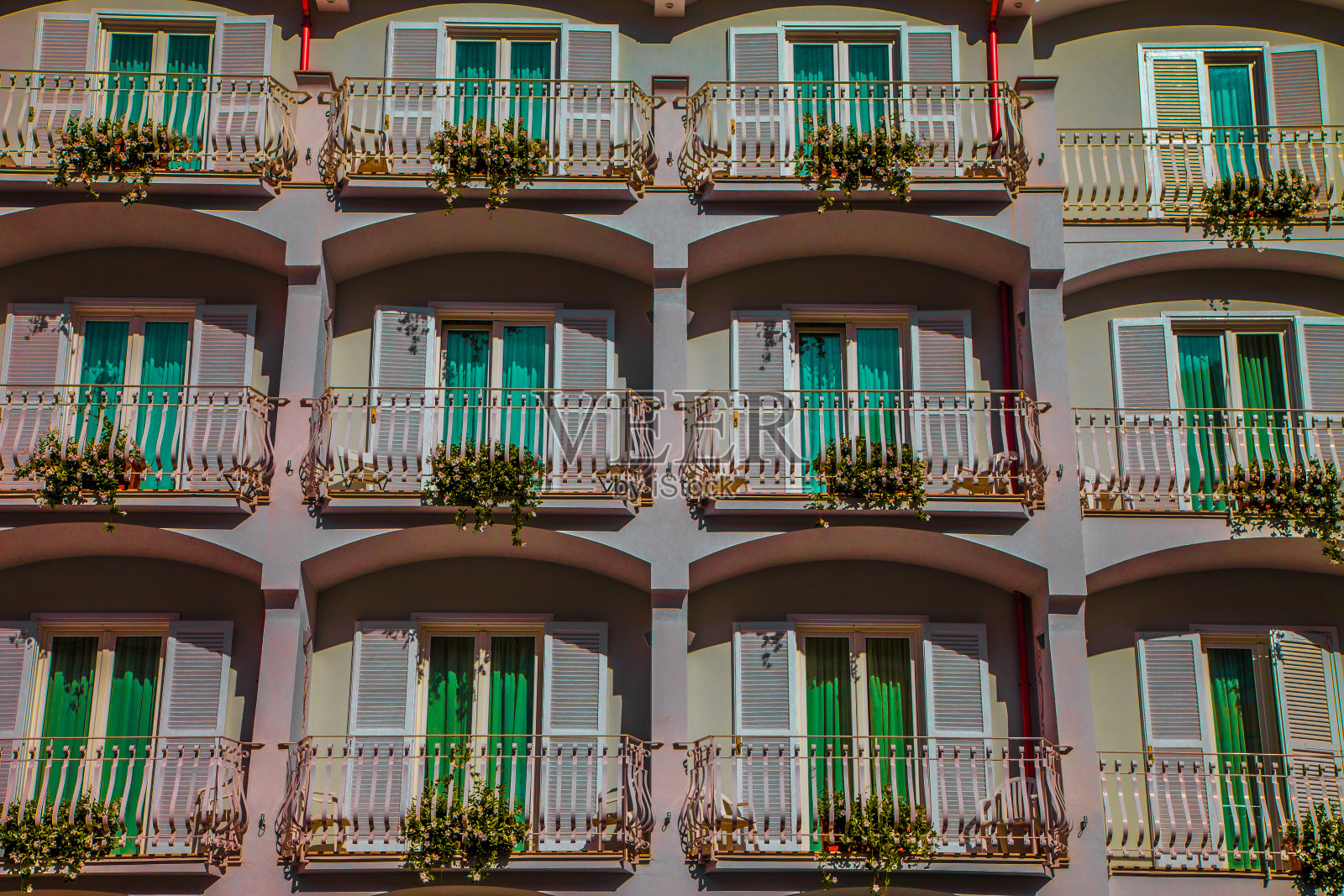 意大利阿马尔菲海滨村庄酒店靠近阳台俯瞰小镇。照片摄影图片