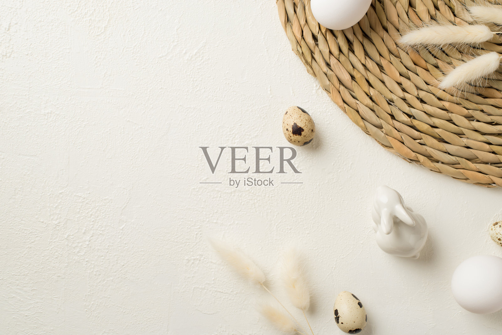 复活节装饰拉拉格鲁斯花的俯视图照片在孤立的白色背景与空白空间服务垫陶瓷复活节兔子和复活节蛋照片摄影图片