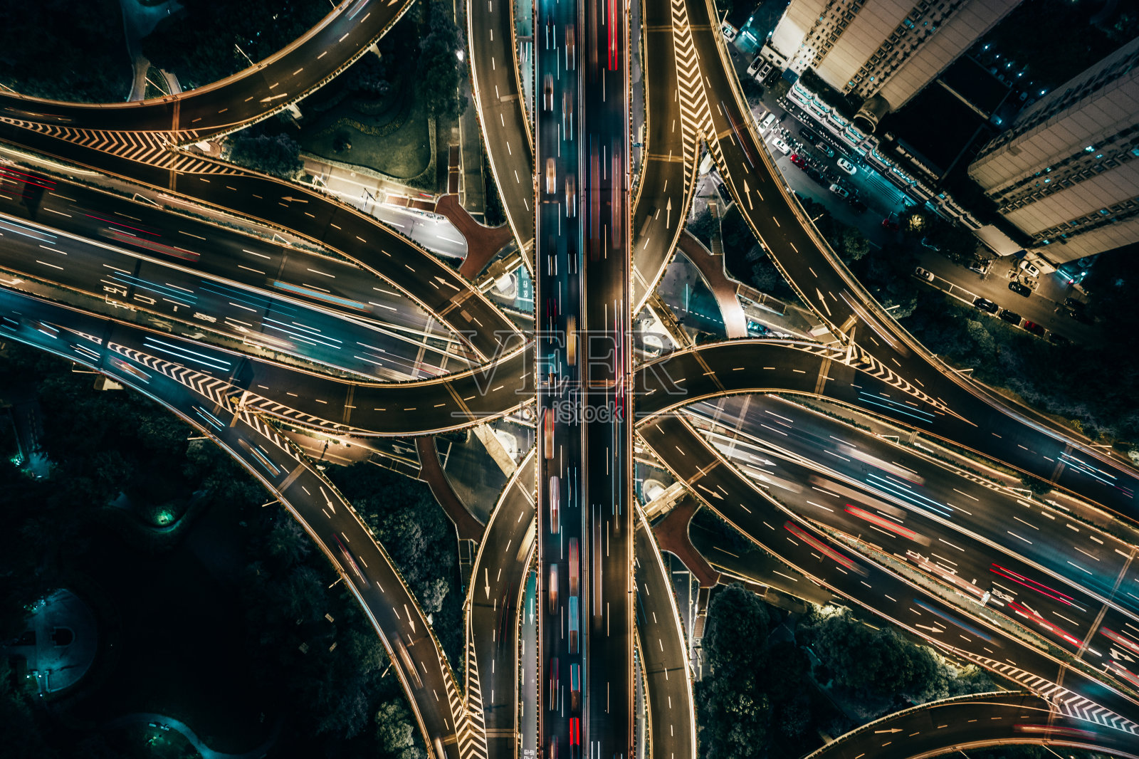无人机视角的天桥和城市交通在夜间照片摄影图片
