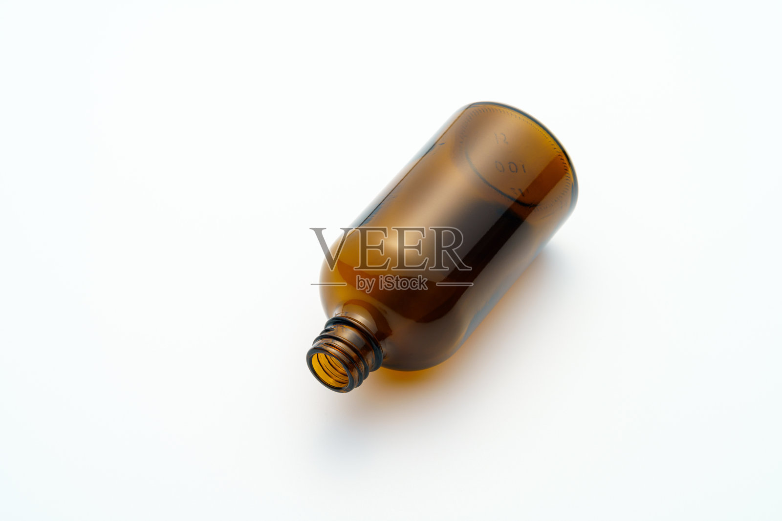 棕色药瓶在白色的背景照片摄影图片