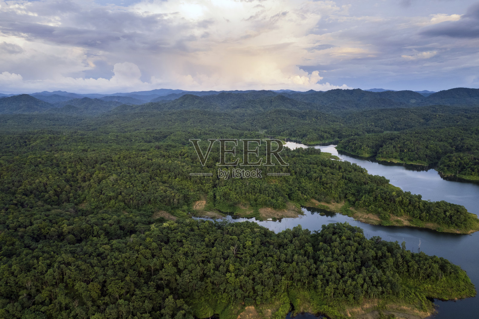 美丽的湖坝之上,蓝天白云和群山环抱,湖山观照片摄影图片