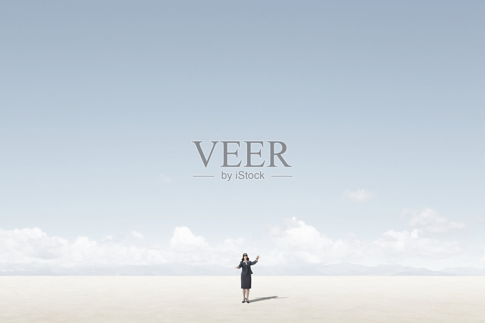 被蒙住眼睛的女商人努力寻找方向照片摄影图片