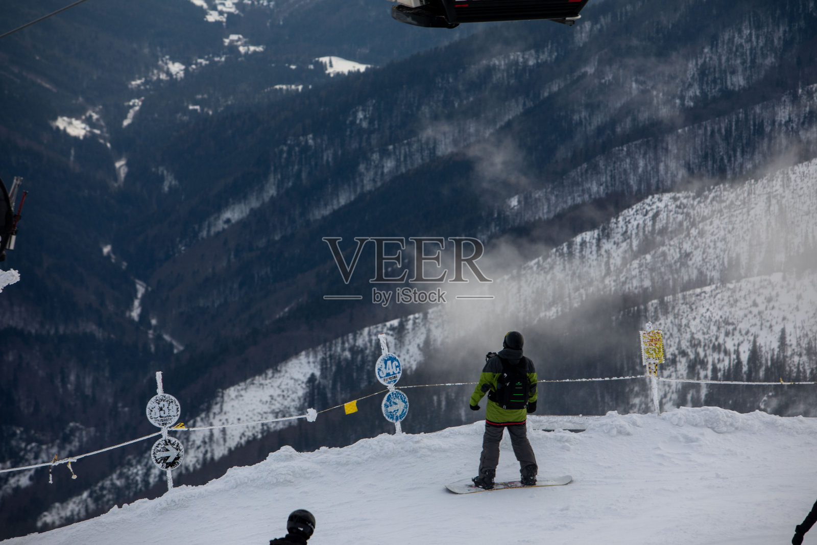 斯洛伐克chopk山的斜坡上的单板滑雪运动员照片摄影图片