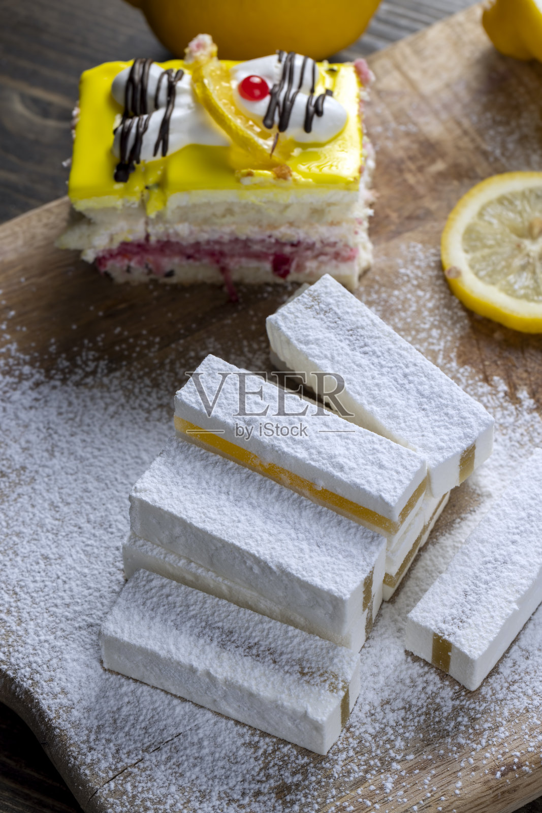 柠檬草莓蛋糕由几层不同口味的蛋糕做成照片摄影图片