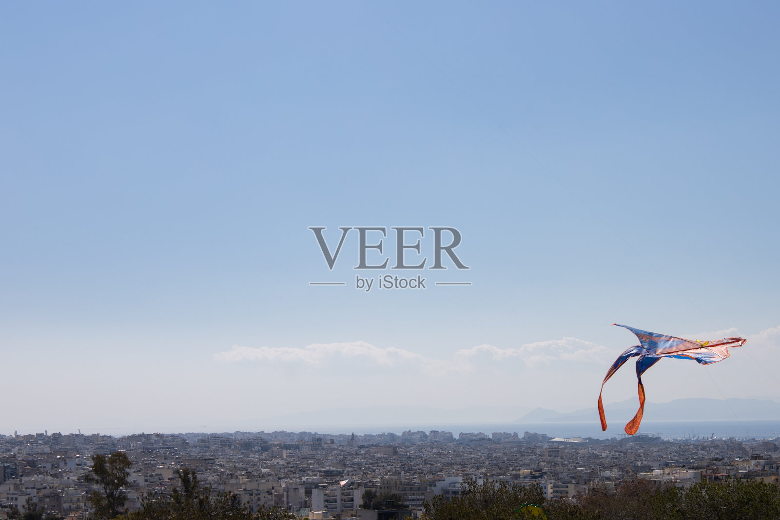 晴朗的星期一在雅典放风筝照片摄影图片