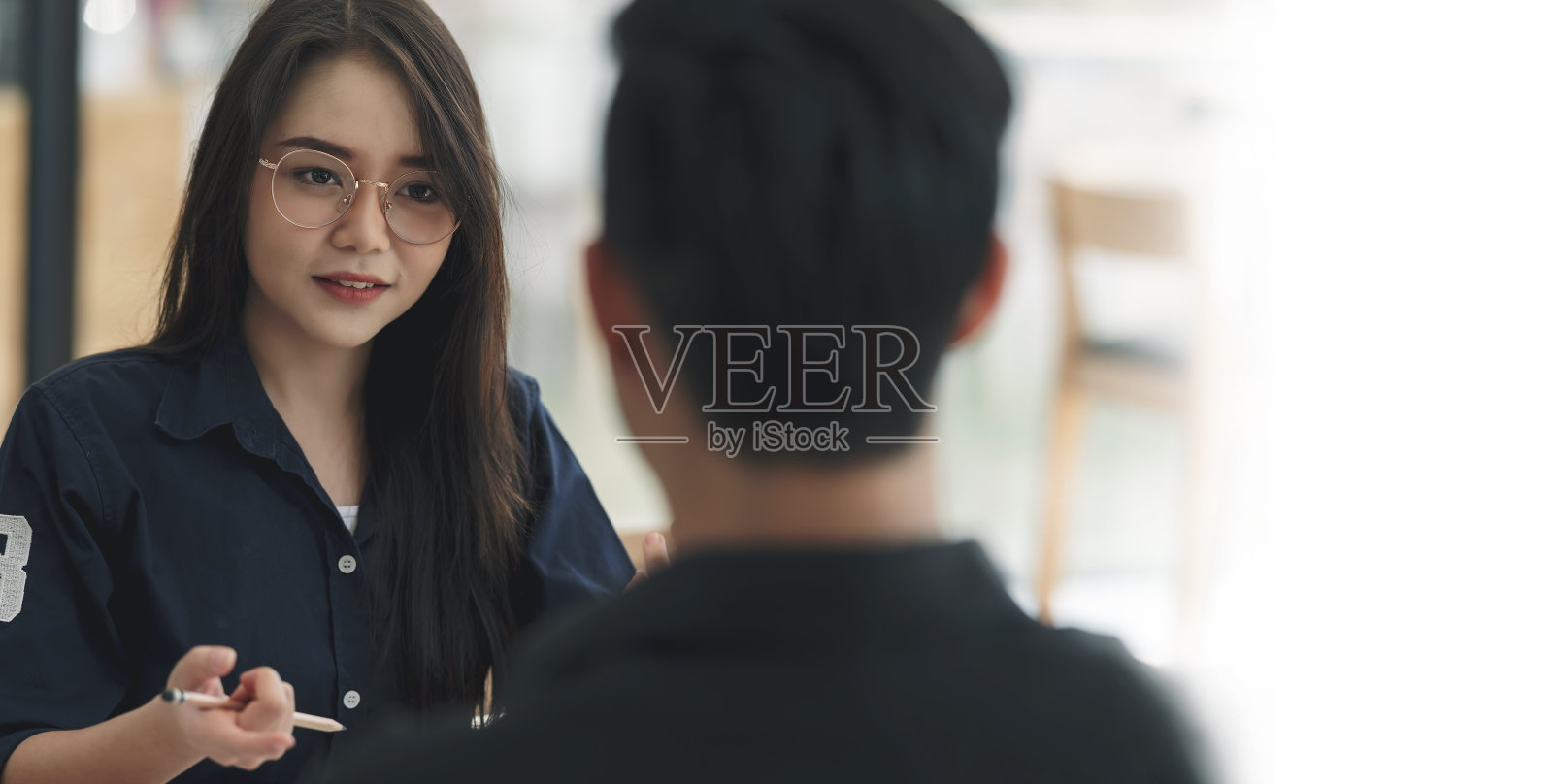 年轻有吸引力的亚洲妇女与眼镜在工作面试照片摄影图片