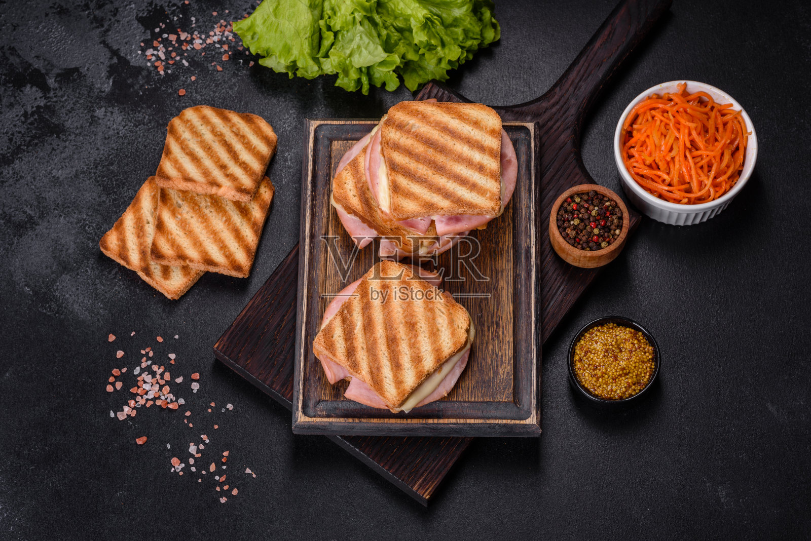 美味新鲜的烤面包,配上奶酪和火腿。三明治,快餐照片摄影图片