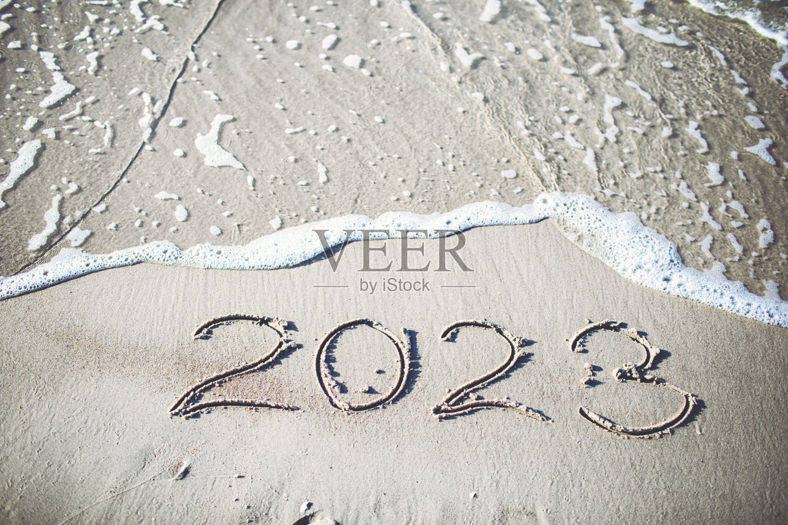 写在沙滩上的2023年照片摄影图片