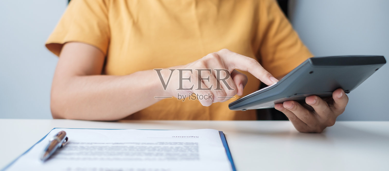 女人使用计算器。合同协议,租赁财务和会计概念照片摄影图片