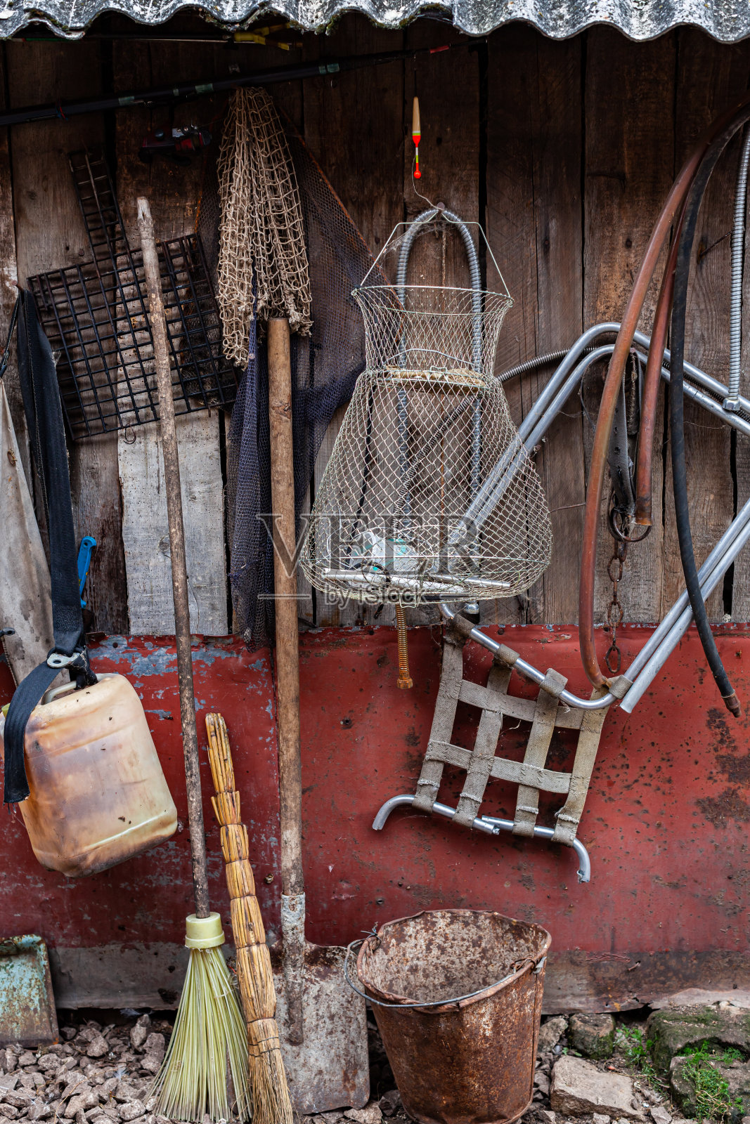 奴隶和家庭用具挂在上面的墙壁照片摄影图片