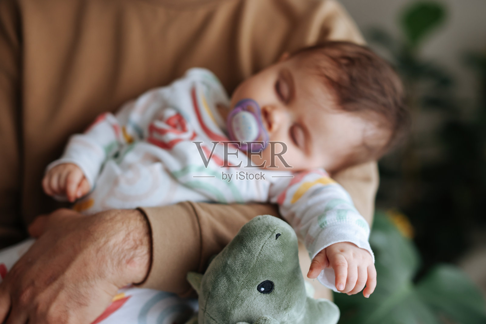 父亲抱着刚出生的儿子在托儿所照片摄影图片