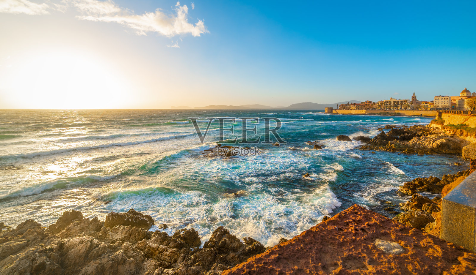 日落时分阿尔盖罗海岸的海浪照片摄影图片