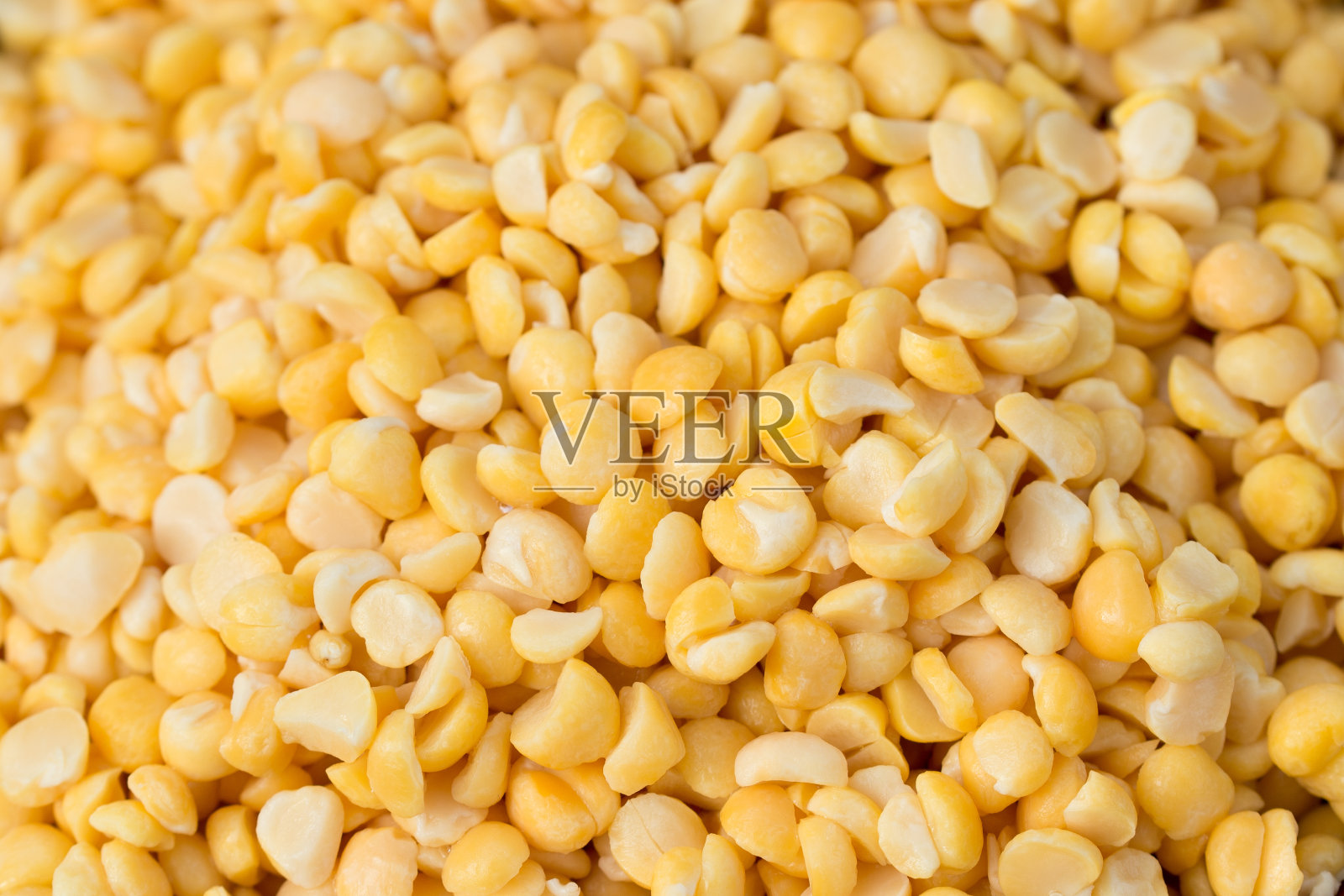 把干豌豆泡在水里照片摄影图片