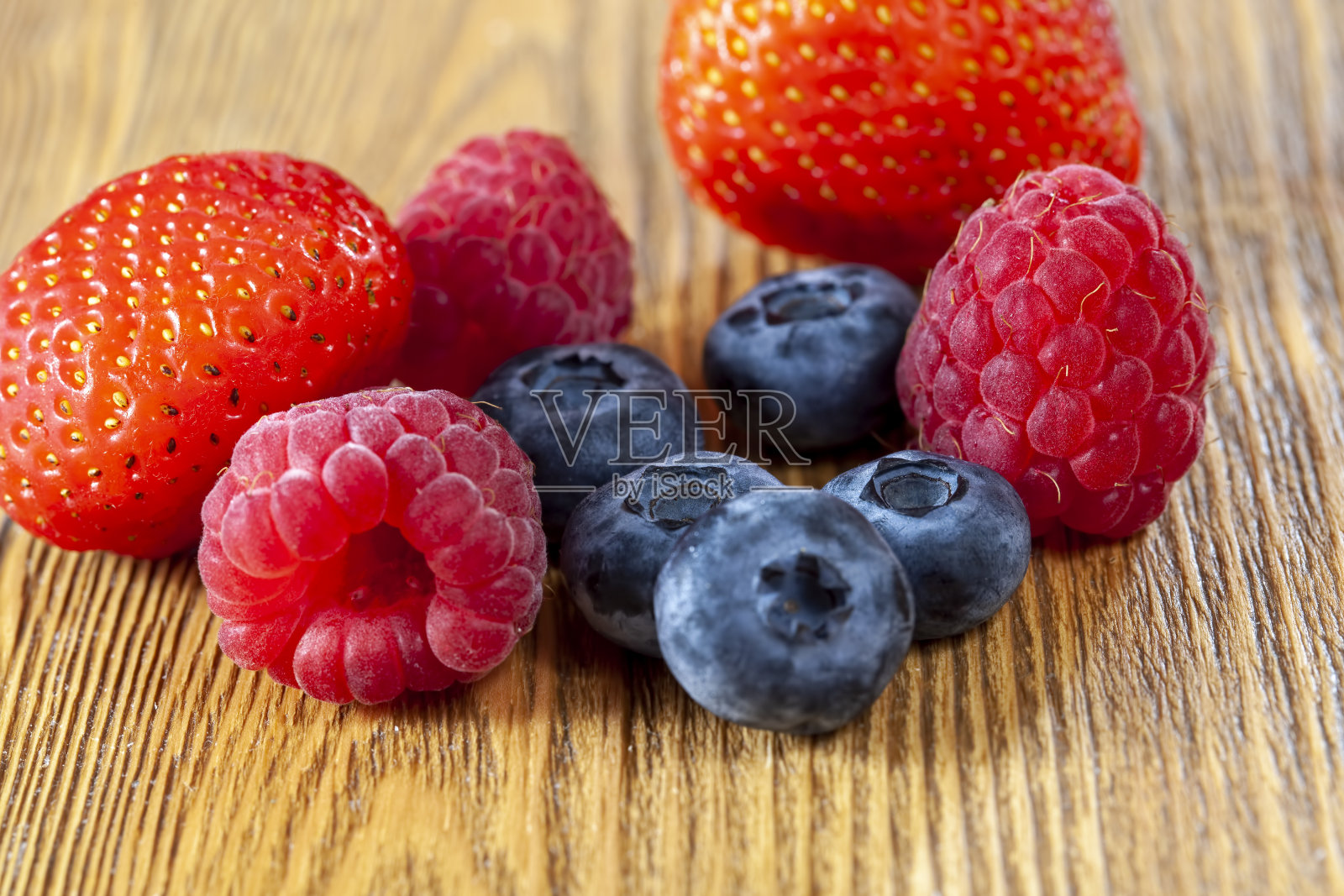 成熟的红草莓被用来做甜点照片摄影图片