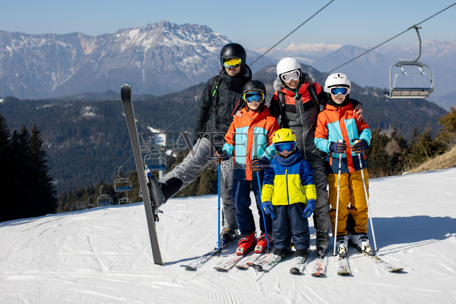 快乐的一家人,在阳光明媚的日子里在意大利滑雪,孩子和大人一起滑雪照片摄影图片
