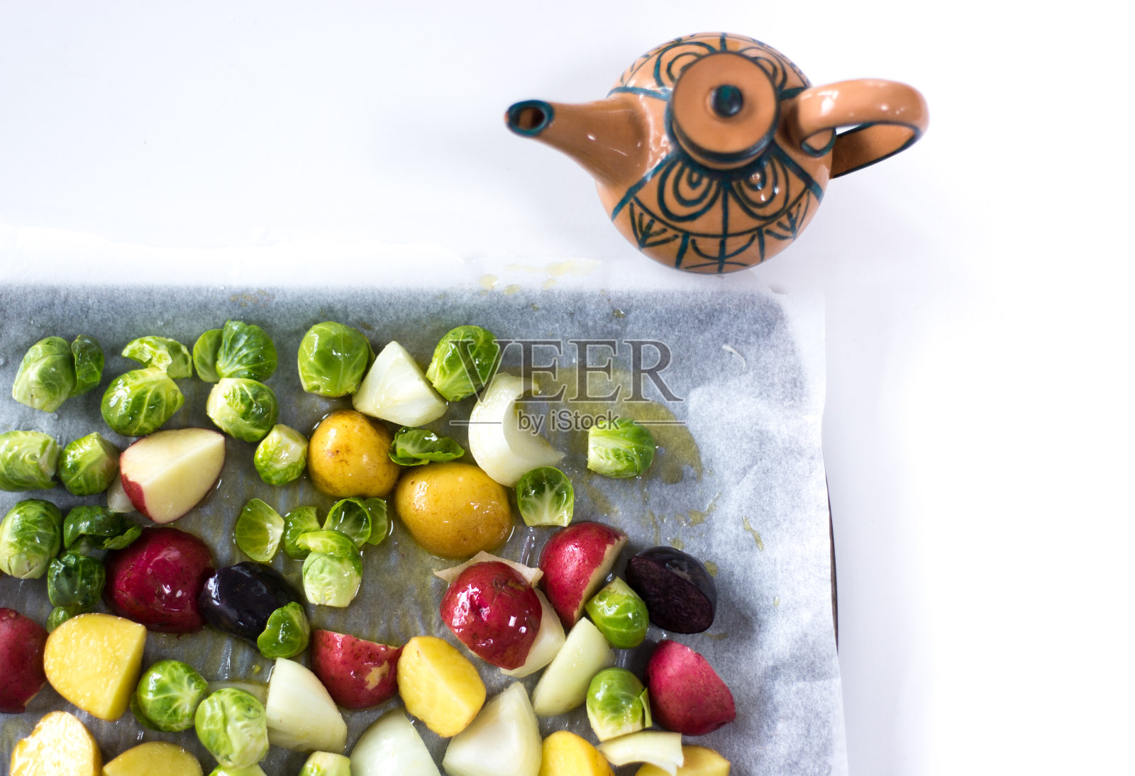 蔬菜片锅晚餐(生),陶瓷罐橄榄油照片摄影图片