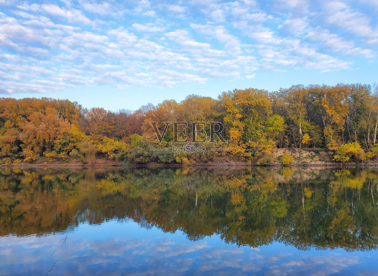 秋天的美——森林、河流、树木在水中和天空中的倒影照片摄影图片