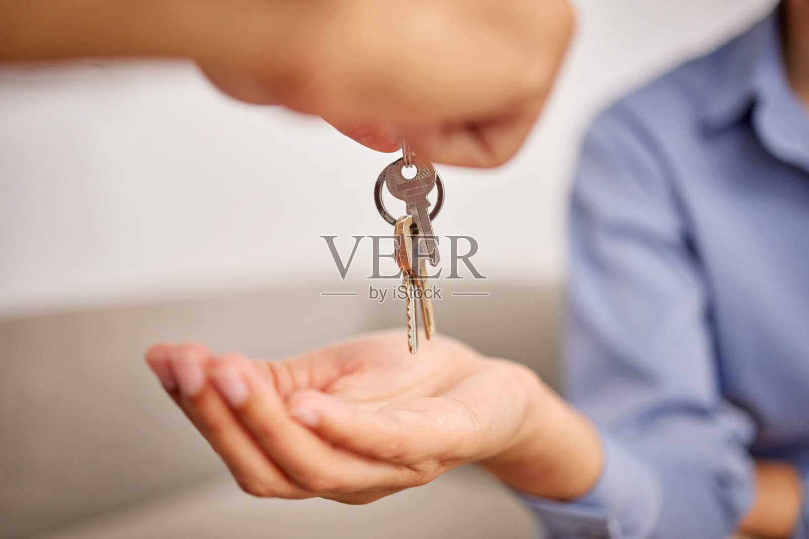 一个不认识的经纪人把钥匙交给新房主的照片照片摄影图片