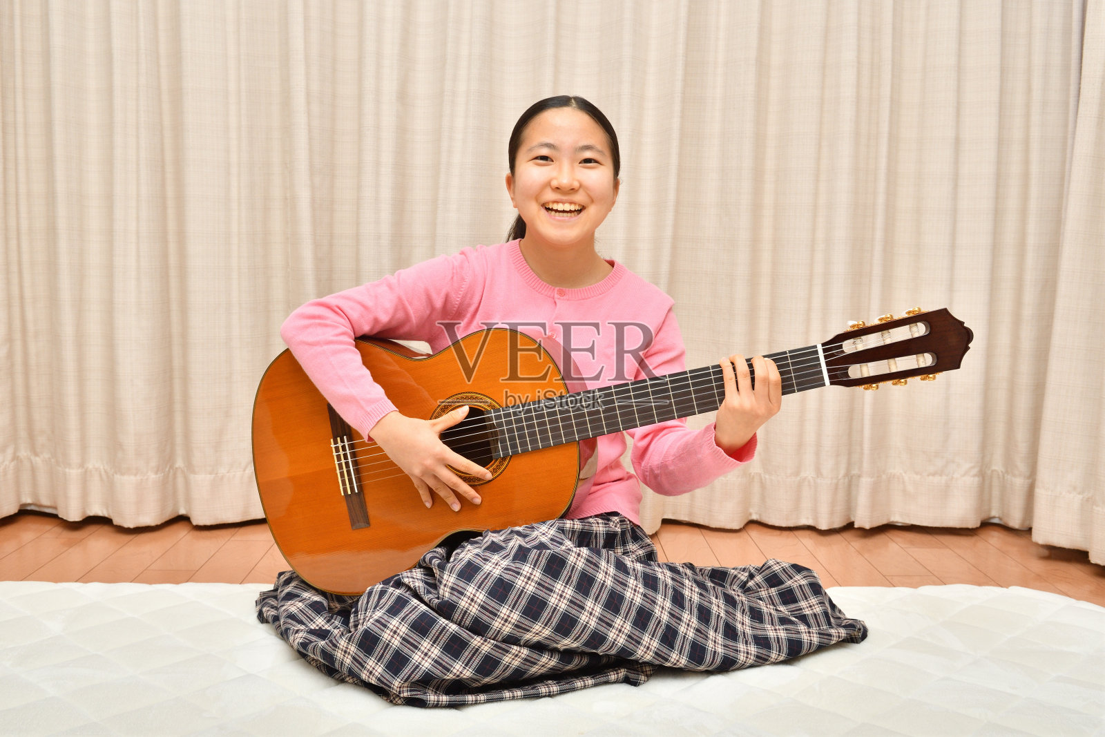 那个女孩在弹原声吉他照片摄影图片