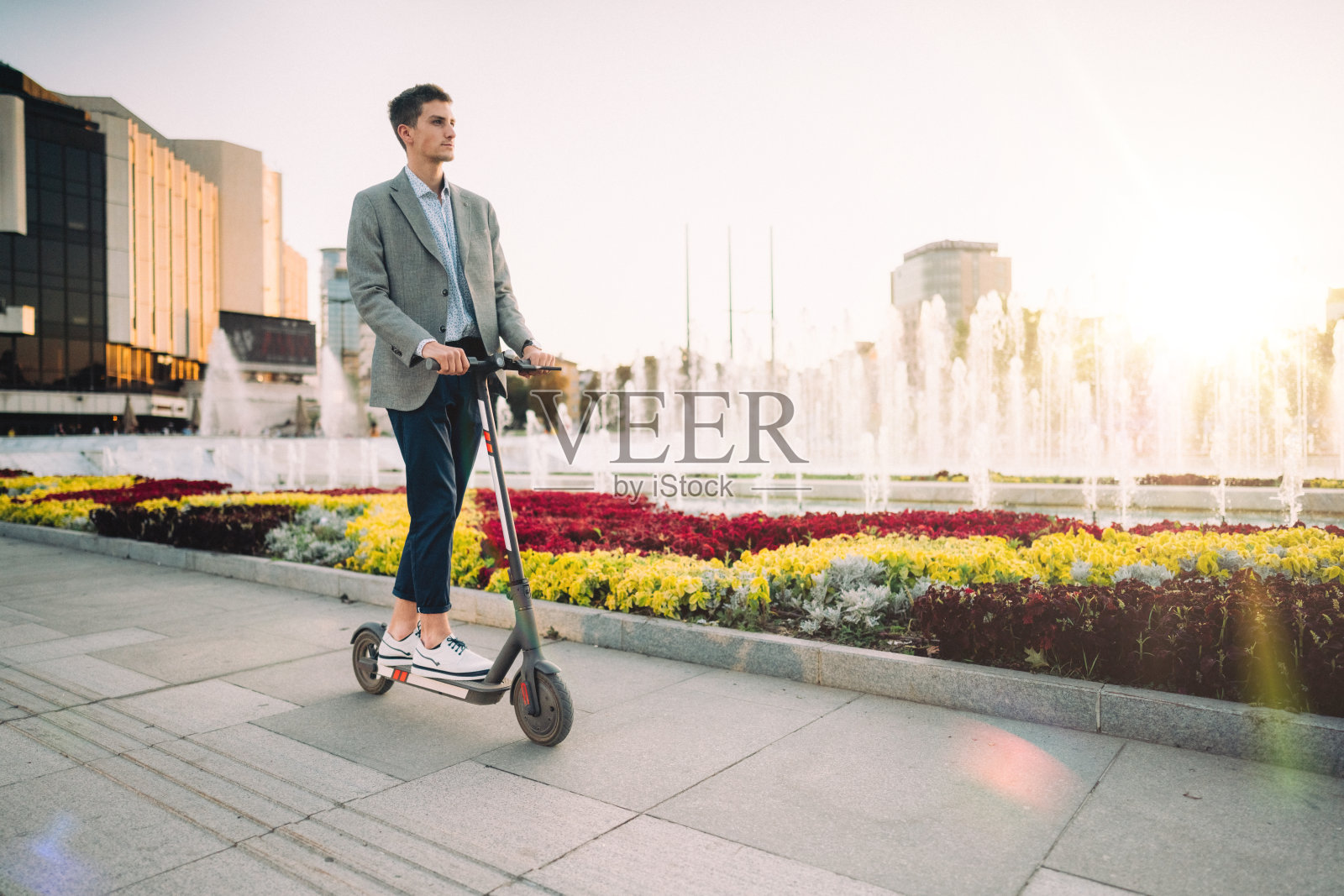 在索菲亚骑摩托车的商人照片摄影图片