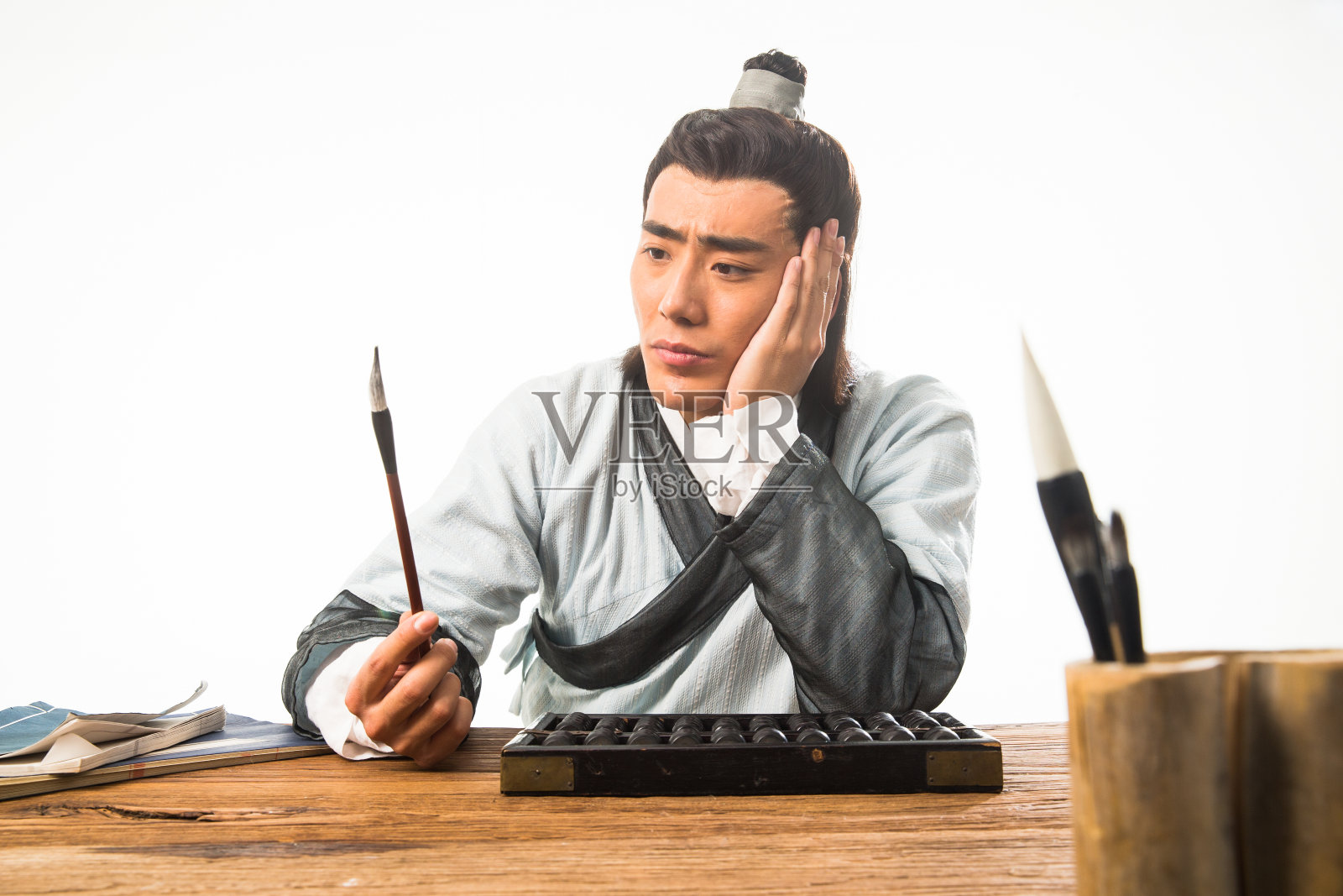 书生正在书写照片摄影图片