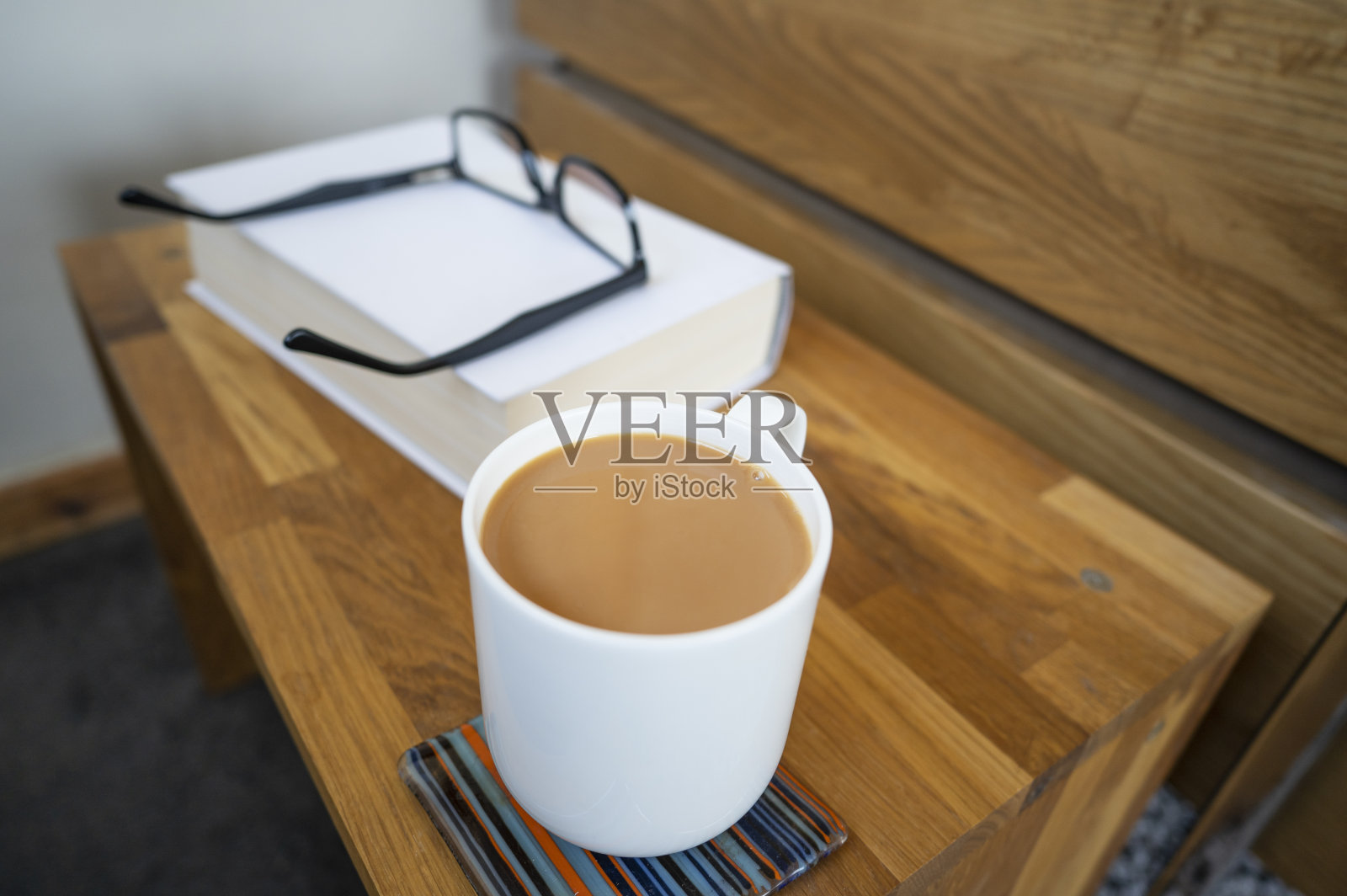 一杯茶,一本书。照片摄影图片