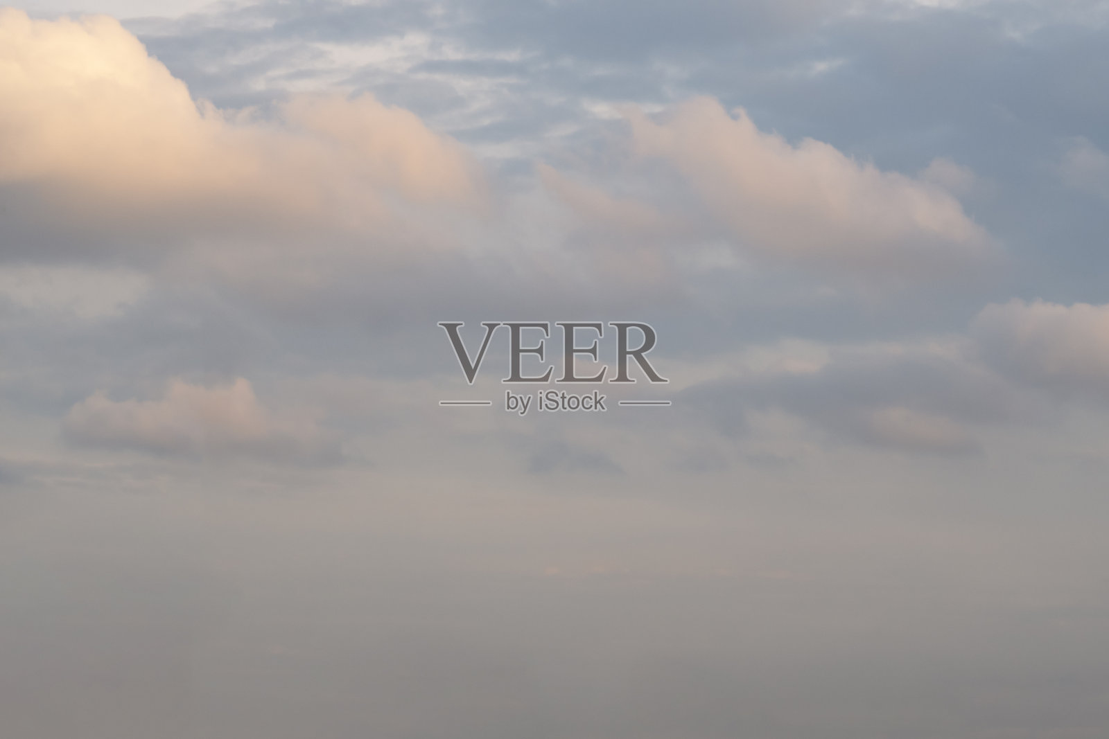 灰色的天空上飘着柔软的积云。自然背景图像。照片摄影图片