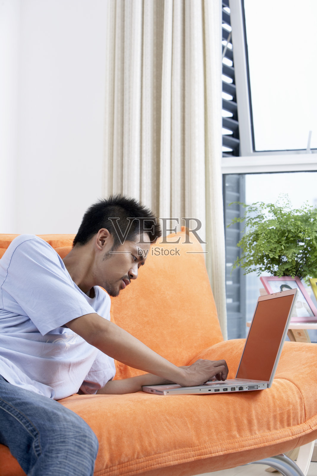 年轻男子上网照片摄影图片