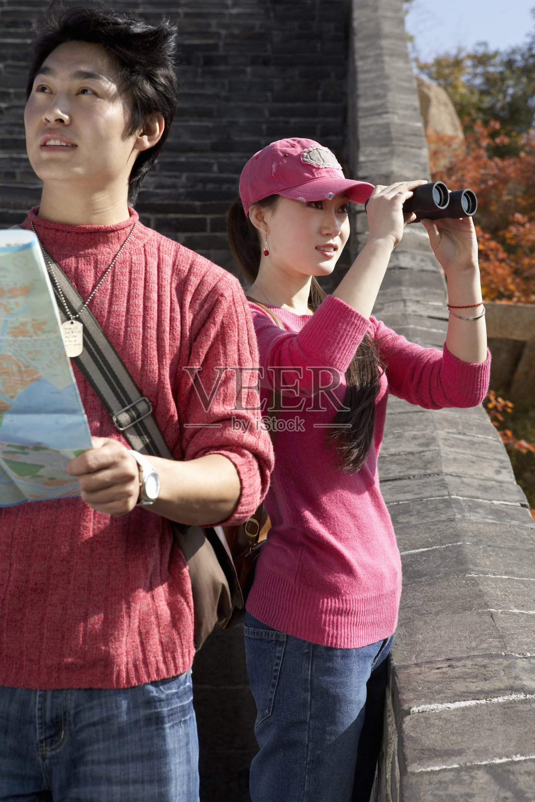 在长城上游玩的情侣照片摄影图片