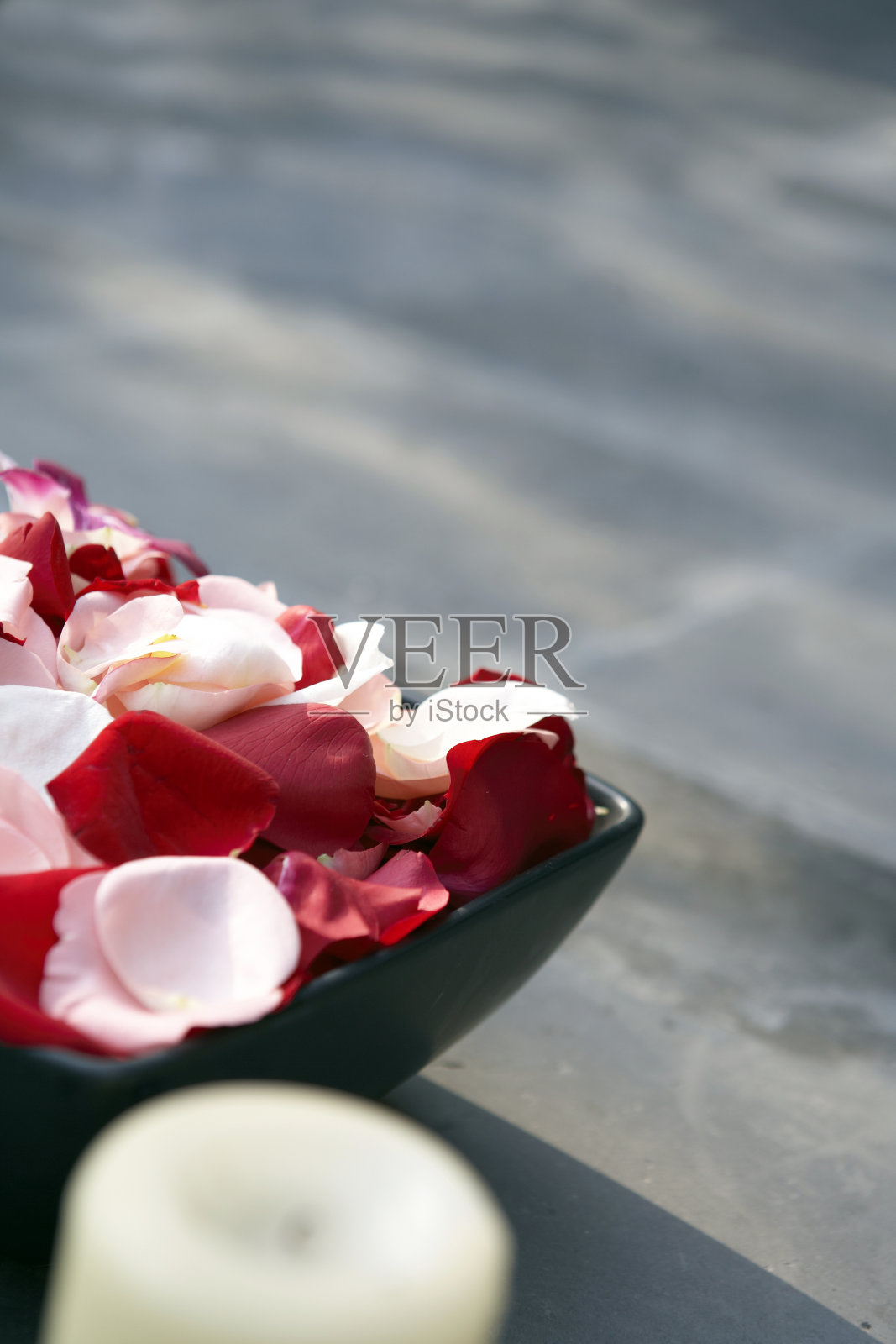 蜡烛和玫瑰花瓣照片摄影图片