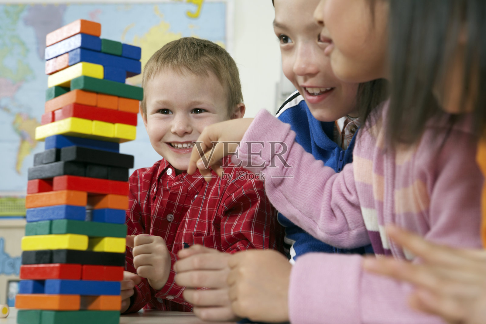 孩子们与积木照片摄影图片