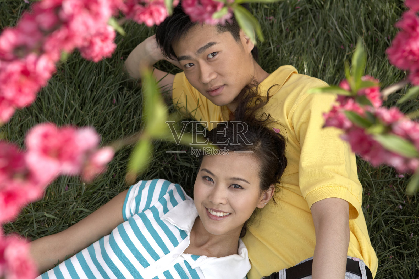 年轻情侣约会照片摄影图片