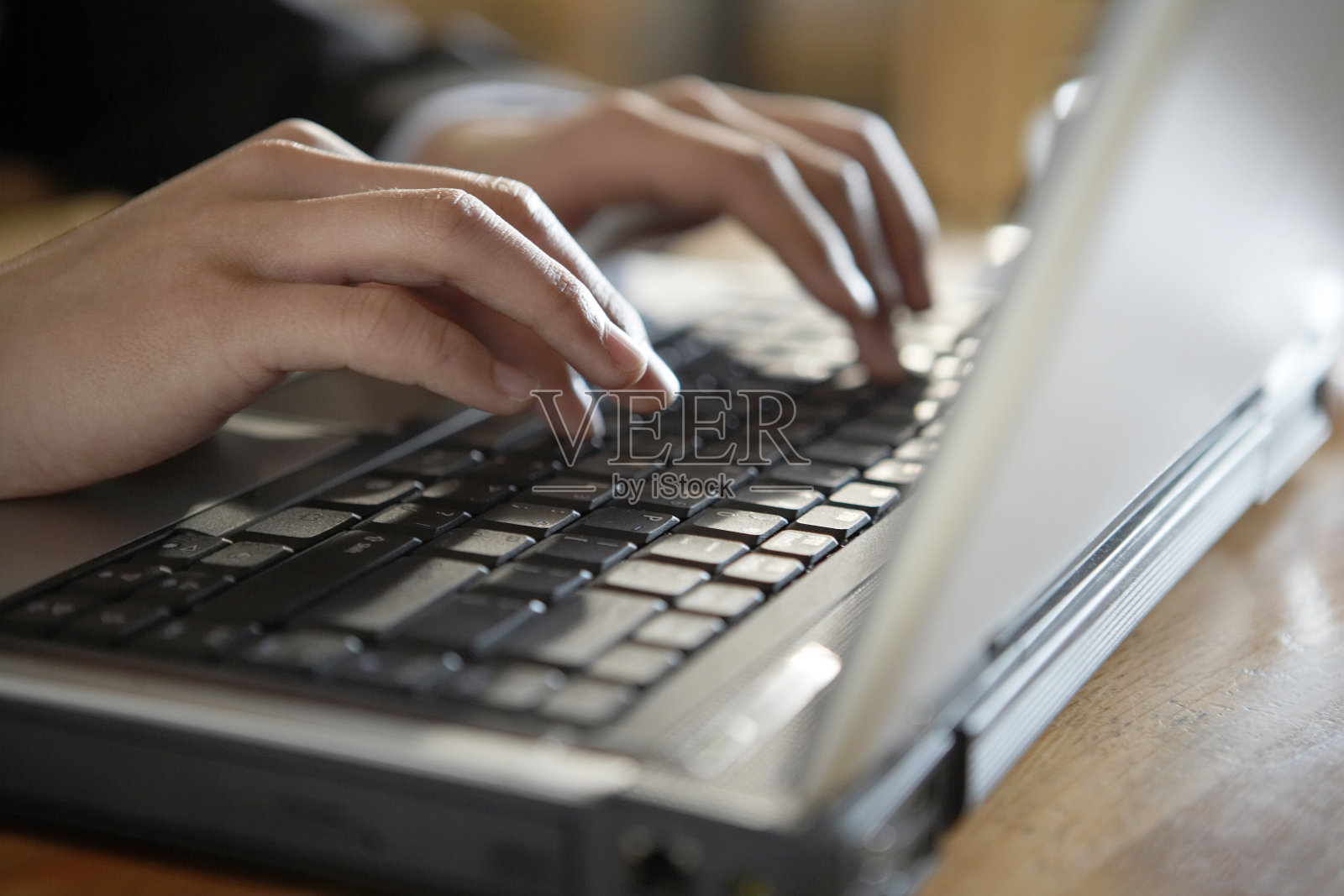 男商人使用笔记本电脑照片摄影图片