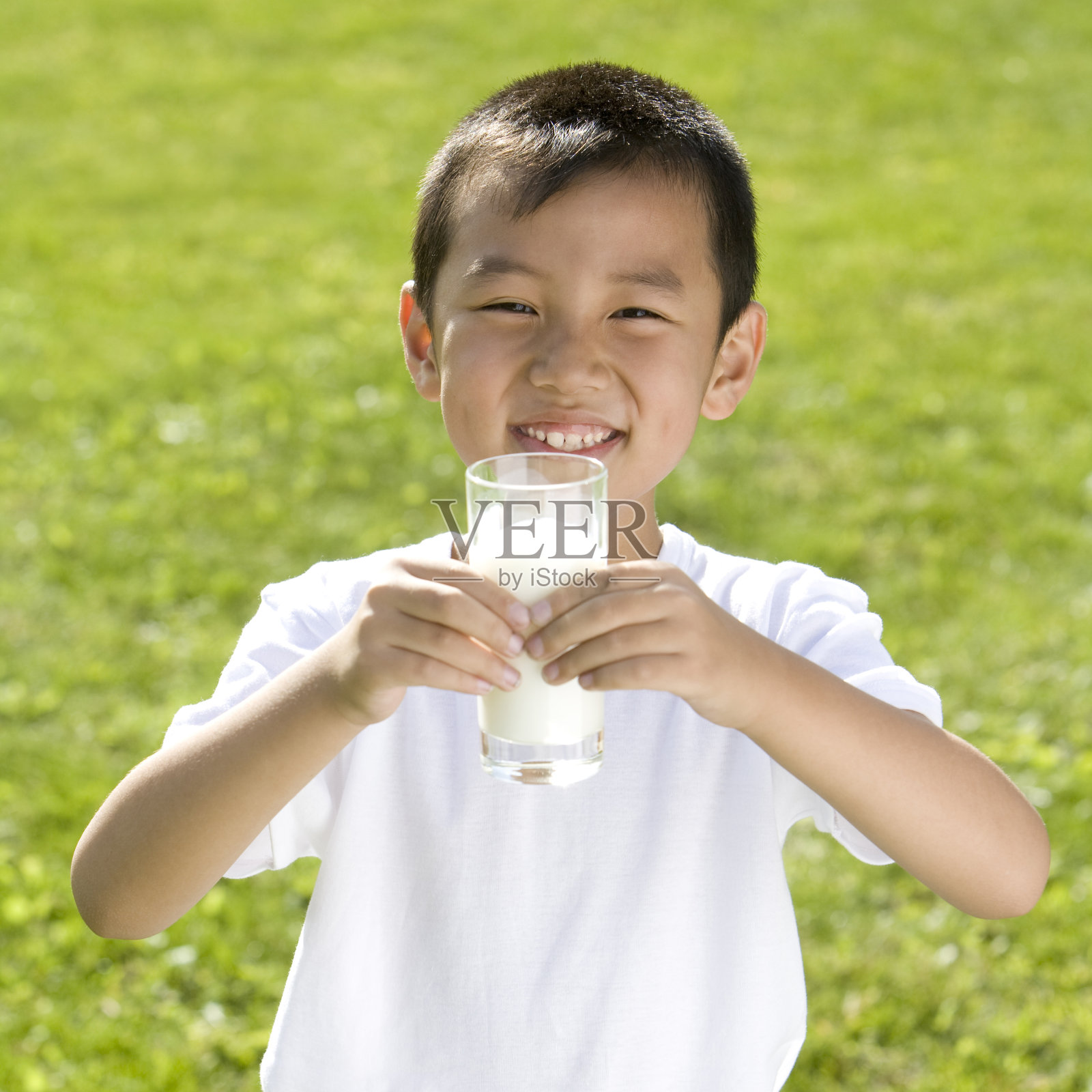 双手捧牛奶的男孩照片摄影图片