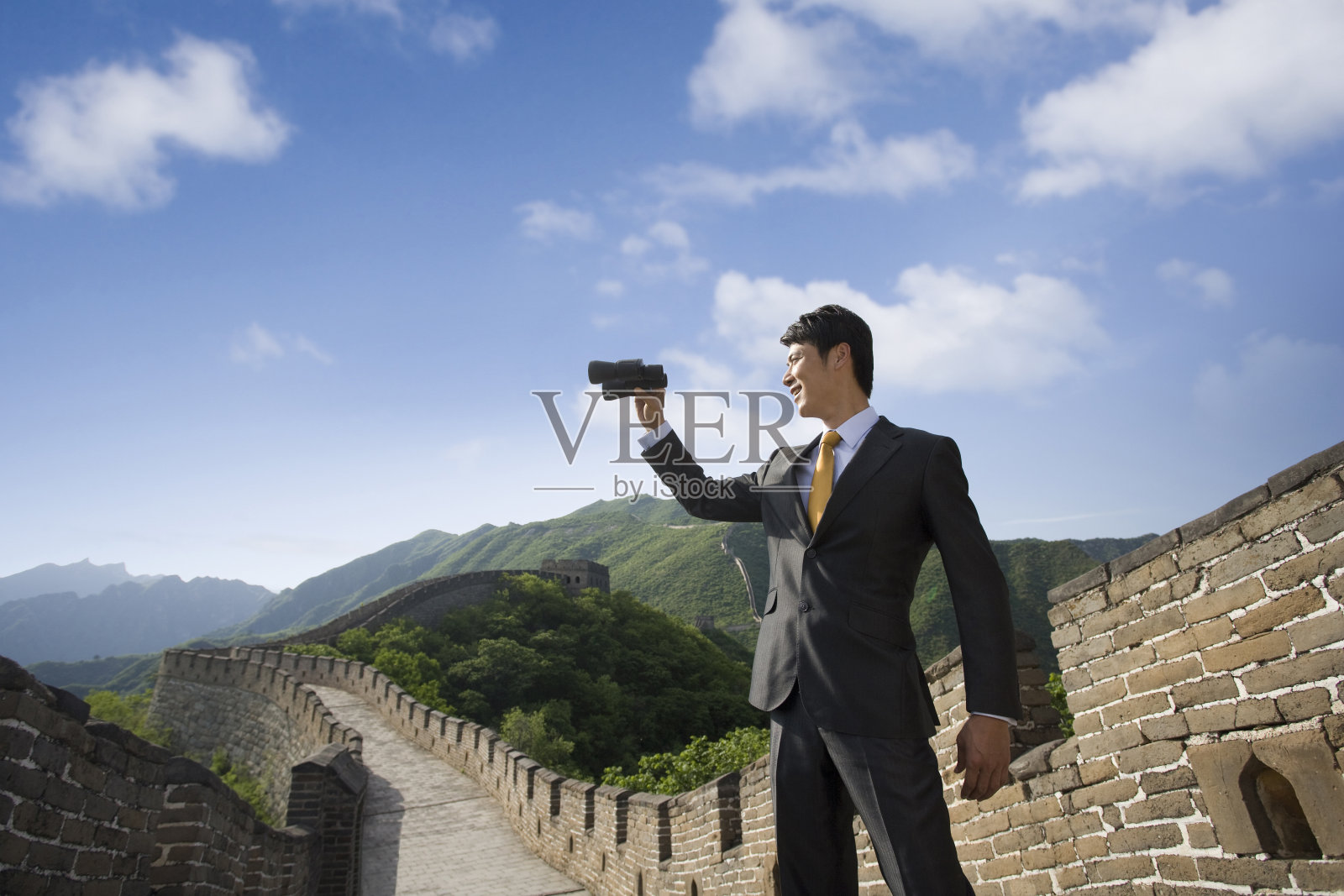 商务男士在长城用望远镜照片摄影图片