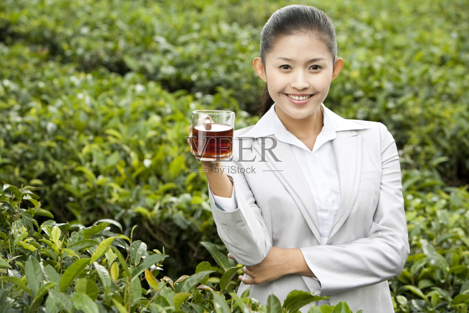 商务女士在茶园喝茶照片摄影图片